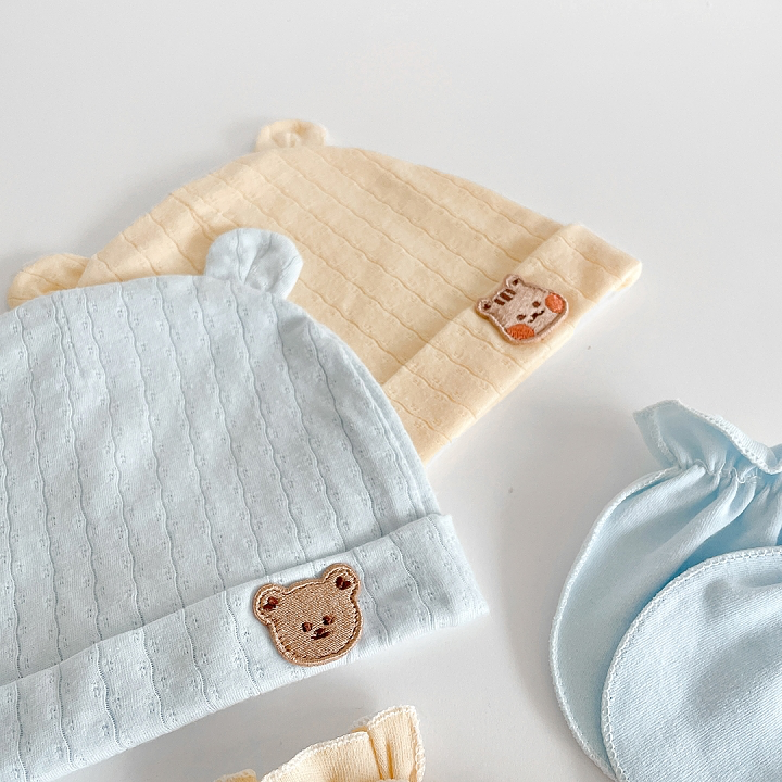 DTD newborn hat and baby mitten set